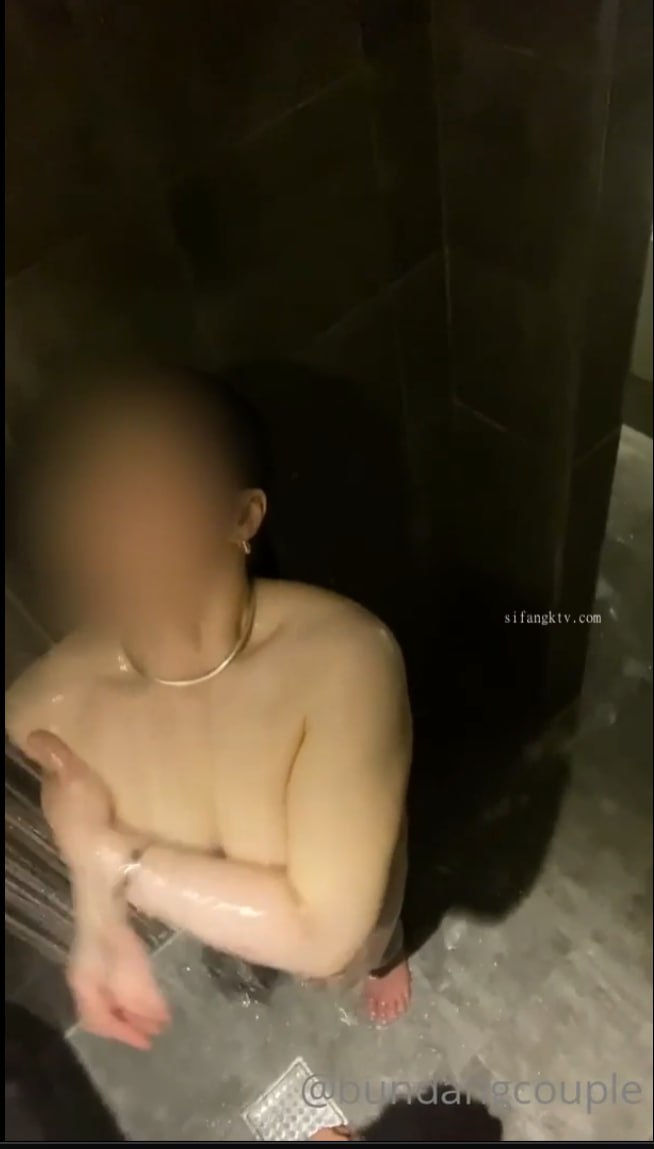 HUNTB-616 「鍵失くしちゃったからおじさんの部屋入れて！」隣に住む鍵っ子姉妹とまさかの神3P！お隣さんは